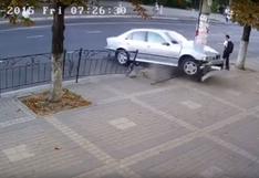 YouTube: poste salva a niño de ser arrollado por auto fuera de control | VIDEO