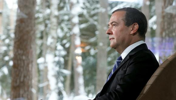 El vicepresidente del Consejo de Seguridad de Rusia, Dmitry Medvedev, habla durante una entrevista en la residencia de Gorki, en las afueras de Moscú, el 27 de enero de 2022.(Foto de Yulia ZYRYANOVA / SPUTNIK / AFP)