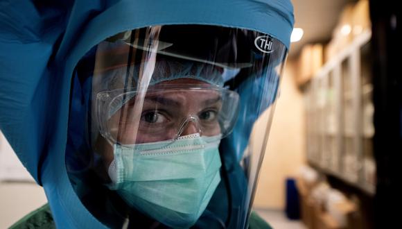 Una enfermera que atiende pacientes de COVID-19 en un hospital de Roma. (Foto: Tiziana FABI / AFP)