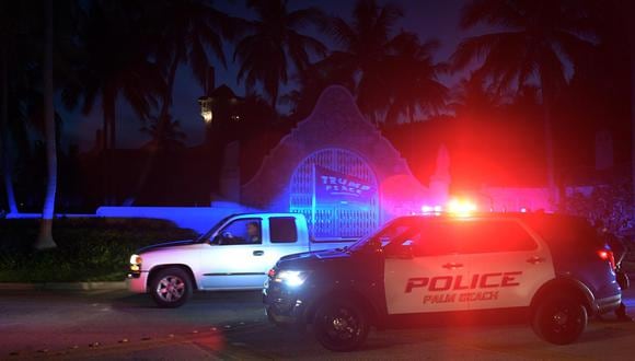 Las autoridades se encuentran frente a Mar-a-Lago, la residencia del expresidente Donald Trump, en medio de informes de que el FBI ejecutó una orden de allanamiento. (EFE/EPA/JIM RASSOL).