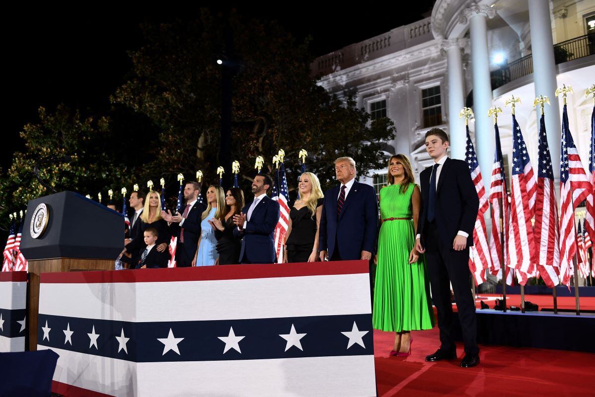 Donald Trump and his family at the White House on August 27, 2020. (BRENDAN SMIALOWSKI / AFP).