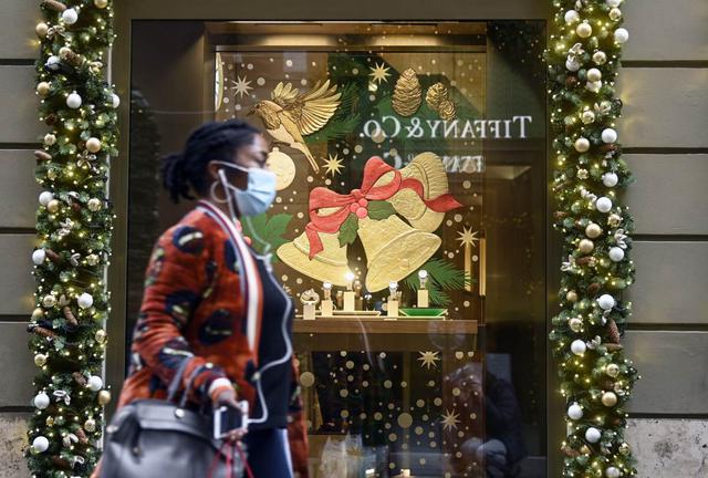 Italia. Un peatón pasa frente a una tienda con adornos navideños en medio de la pandemia de coronavirus en el centro de Roma, el 4 de diciembre de 2020. (EFE/EPA/Riccardo Antimiani).