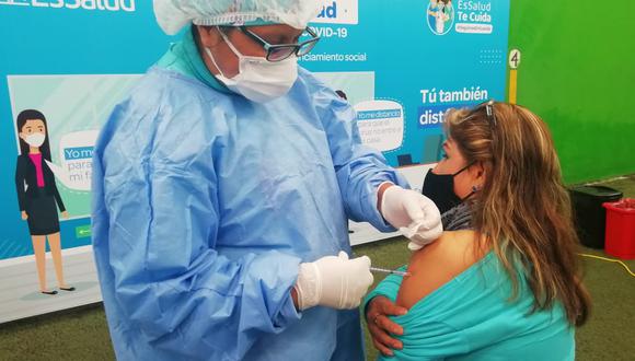 EsSalud aplica las dosis contra el COVID-19 conforme van llegando las vacunas al Perú. (Foto: Seguro Social)
