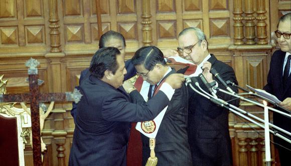 El 28 de julio de 1990, Alberto Fujimori jura, por primera vez, como presidente de la República. Máximo San Román, entonces primer vicepresidente, le pone la banda. En su libro, el exmandatario narra cómo llegó a Palacio de Gobierno.  (Foto: El Comercio)