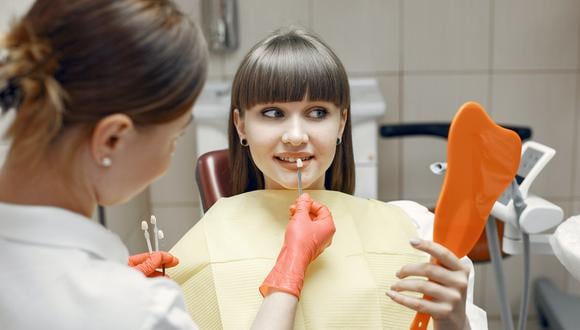 Las carillas dentales son unas de las soluciones de estética dental más demandadas actualmente y un tratamiento muy frecuente en la odontología estética, ya que pueden corregir los dientes fracturados, manchados, desgastados o desiguales.