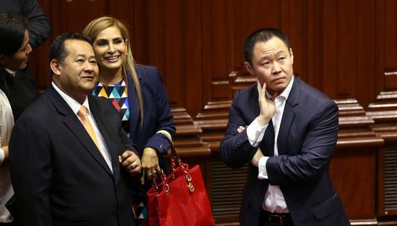 Kenji Fujimori junto a Bienvenido Ramírez y Maritza García, dos miembros de Fuerza Popular que se abstuvieron de votar a favor de la vacancia de PPK. (Reuters)