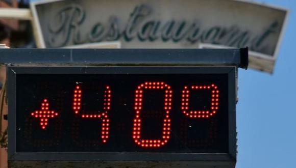 Una foto tomada el 7 de agosto del 2018, con una pantalla electrónica en la entrada de un restaurante que muestra 40 grados centígrados en la ciudad francesa Entraygues-sur-Truyère, durante una ola de calor en curso en Europa. (Foto: AFP)