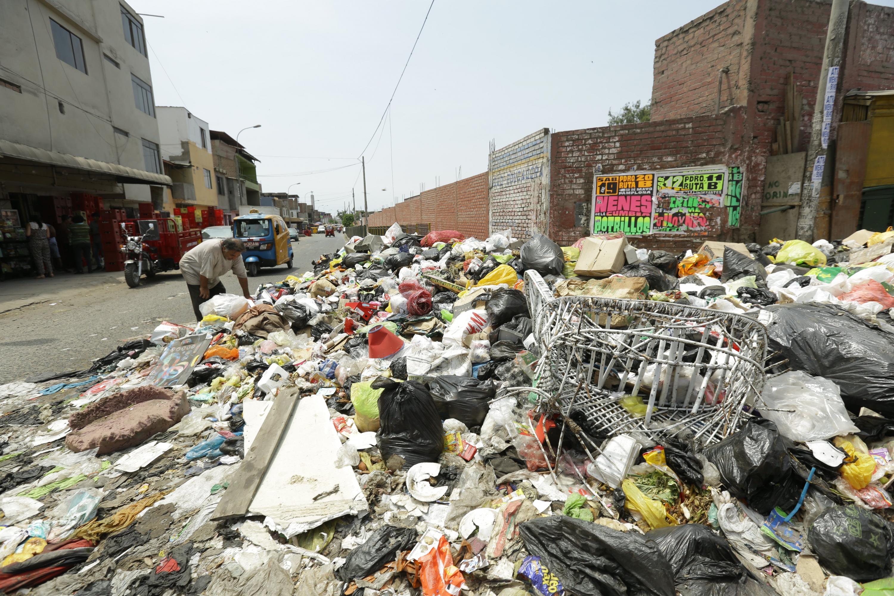 La cuadra 5 de la avenida Salvador Allende, conocida también como Pista Nueva, es uno de los puntos de acumulación más críticos de la zona. (Foto: Anthony Niño de Guzmán/El Comercio)