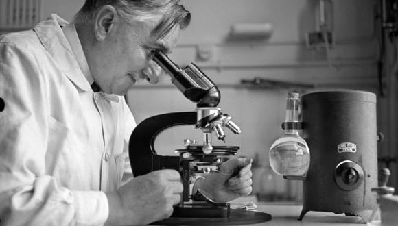 Un investigador en el laboratorio del Instituto Pasteur en 1938. (AFP)