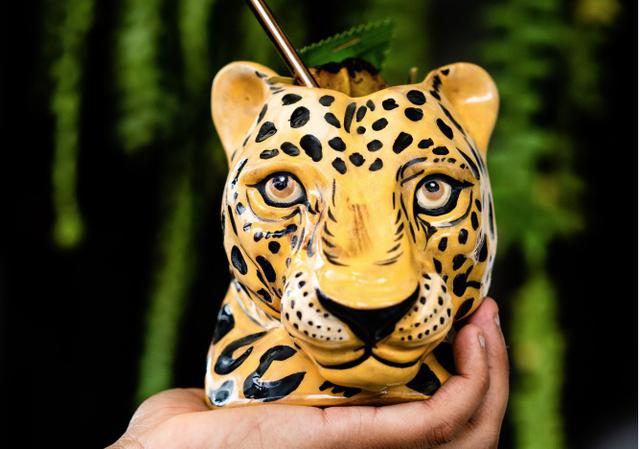 Coctel Selva, con gin Amazonian, cocona, camu camu y cacao.