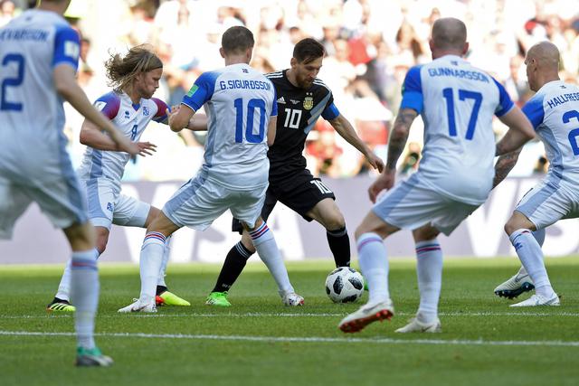 Lionel Messi fue víctima de una asfixiante marca realizada por Islandia en su debut por el Mundial Rusia 2018. EL crack del Barcelona erró un penal y los suyos igualaron 1-1 con el cuadro europeo (Foto: AFP)