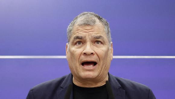 El expresidente de Ecuador, Rafael Correa, pronuncia un discurso durante una conferencia de prensa en el Parlamento Europeo, en Bruselas, el 9 de abril de 2024. (Foto de Kenzo TRIBOUILLARD / AFP)