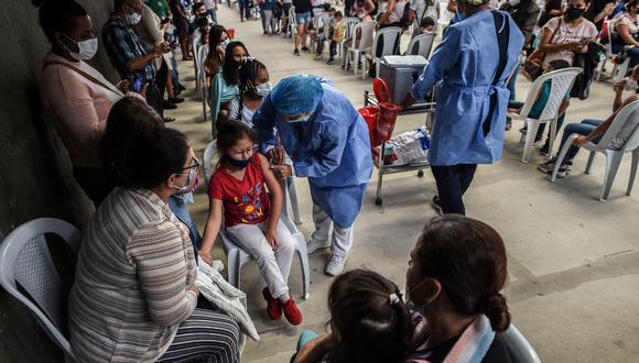 Tras una breve reducción del ritmo de vacunación por el fin de semana de Navidad, el lunes fueron aplicados 238.801 sueros contra el COVID-19. (Foto: Joaquín Sarmiento / AFP)