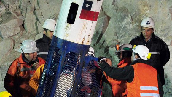 La cápsula Fénix llega a la superficie con Florencio Avalos, el primer minero rescatado el 13 de octubre del 2010, 69 días después de haber estado atrapado a más de 600 metros de profundidad junto a sus compañeros.