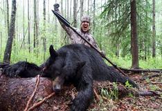 ¡Indignante! Este cazador asesinó con una lanza a un pequeño oso