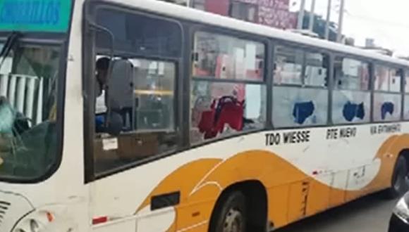 Una mujer rompió varias lunas de un bus de transporte público tras chocar con su auto. (Foto: Captura / Buenos Días Perú)