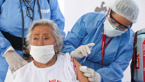 El proceso de vacunación en adultos mayores continúa su curso en Perú. (Foto: Andina)