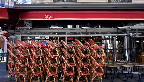 Esta foto del 15 de marzo de 2021 muestra sillas apiladas en una terraza de un restaurante cerrado en París, Francia, en plena pandemia de coronavirus covid-19. (Foto de BERTRAND GUAY / AFP).