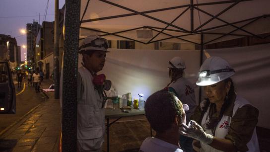 Los equipos de Médicos Sin Fronteras (MSF) gestionan puestos médicos en Lima, Perú, para asistir a las personas heridas durante las protestas. Enero 2023. (Foto: Max Cabello Orcasitas).