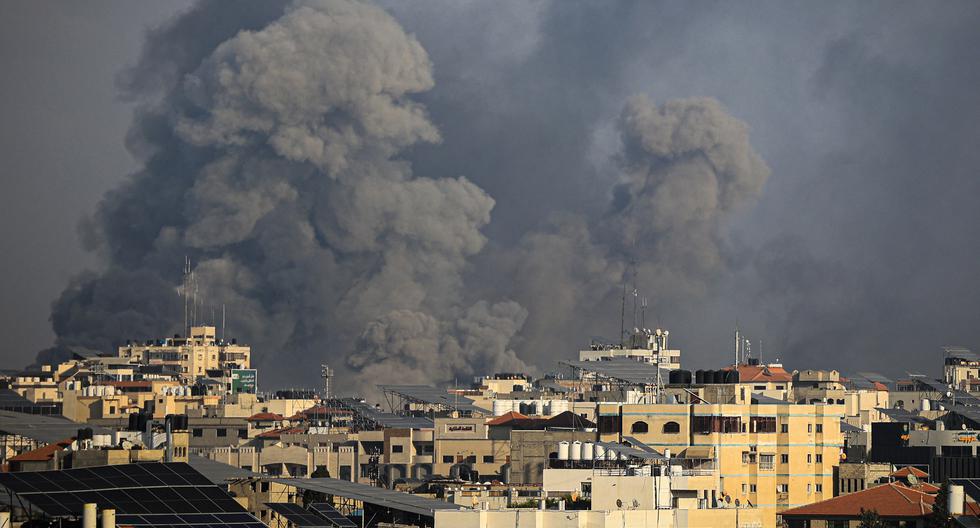 El humo se eleva durante los ataques israelíes a la ciudad de Gaza el 10 de octubre de 2023. (Foto de IBRAHIM HAMS / AFP).