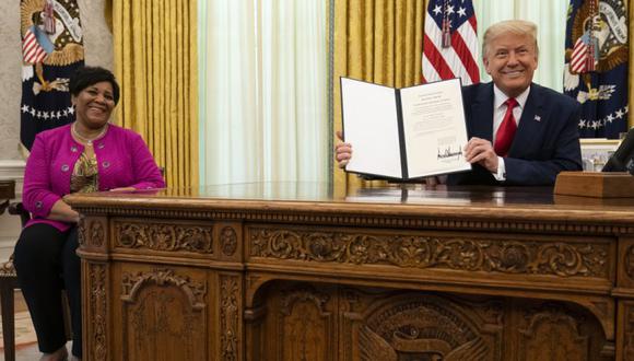 El presidente Donald Trump y Alice Johnson sonríen después de que el mandatario firmó un indulto total por un delito de drogas no violento, en la Oficina Oval de la Casa Blanca, en Washington. (Foto: AP / Evan Vucci)