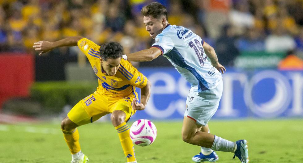 Diego Lainez (L) of Tigres vies for the ball with Rodrigo Huescas (R) of Cruz Azul during their Mexican Apertura 2023 tournament football, in Universitario stadium in Monterrey, Mexico, on October 21, 2023. (Photo by Julio Cesar AGUILAR / AFP)