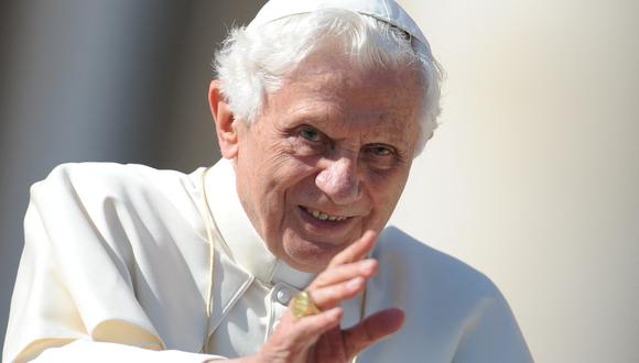 En esta foto de archivo tomada el 19 de octubre de 2011, el Papa Benedicto XVI saluda cuando llega a su audiencia general semanal en la plaza de San Pedro en el Vaticano.