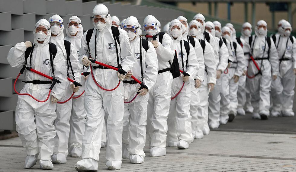 Los soldados surcoreanos que usan equipo de protección se mueven para rociar desinfectante como parte de las medidas preventivas contra la propagación del coronavirus COVID-19, en la estación de ferrocarril de Dongdaegu en Daegu, Corea del Sur. (Foto: AFP)