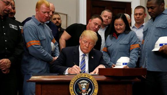 Donald Trump invitó a trabajadores de la industria metalúrgica estadounidense a la Oficina Oval para que fueran testigos de la firma de la medida de imposición de aranceles. (Foto: Reuters)
