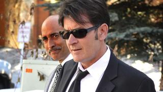 Charlie Sheen celebra en Twitter un año sin tomar alcohol ni drogas