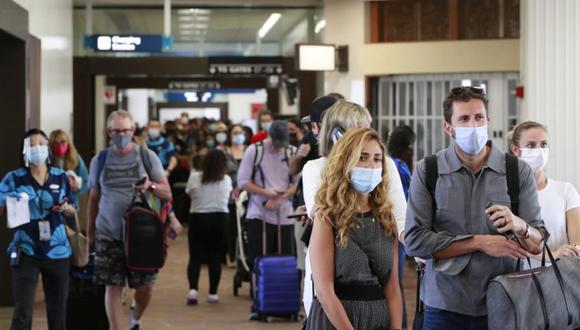 Los visitantes se alinean en un corredor en el Aeropuerto Internacional Daniel K.Inouye al ingresar al estado. (AP/Marco Garcia).