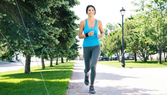 Actividad física. Para los adultos de 18 a 64 años se debe tener como mínimo 150 minutos semanales de actividad física aeróbica. Caminar, trotar, correr ayudarán a fortalecer los músculos. (Foto: archivo El Comercio)