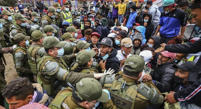 La policía chilena desaloja a migrantes venezolanos y colombianos de la Plaza Brasil donde viven en tiendas de campaña en Iquique, Chile. (Foto: AP/Ignacio Muñoz)