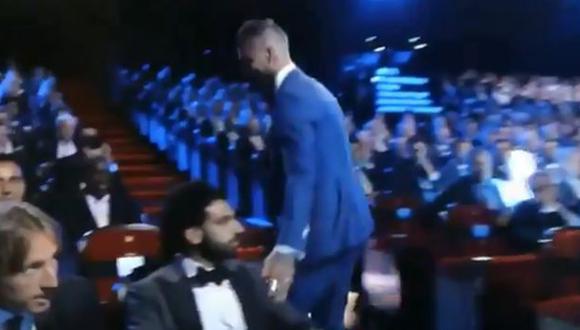 Así fue el encuentro entre Sergio Ramos y Salah en plena gala en Móncao. (Captura: YouTube)