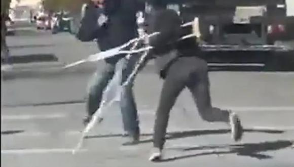 Así fue el enfrentamiento entre el impostor de muletas y un motociclista en Pergamino, Argentina. (Captura de video).