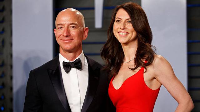 Jeff y MacKenzie Bezos. Tras el divorcio, Mackenzie podría recibir US$ 65 mil mlls. en acciones de Amazon. Incluso si obtiene el 1% de su patrimonio neto total, sería uno de los mayores pagos de divorcio de la historia. (Reuters)