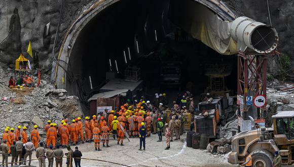 El personal de la Fuerza Nacional de Respuesta a Desastres (NDRF) junto con otros operativos de rescate se reúnen cerca de la cara del túnel Silkyara en construcción colapsado en el distrito de Uttarkashi del estado indio de Uttarakhand, el 28 de noviembre de 2023. (Foto de Sajjad HUSSAIN / AFP)
