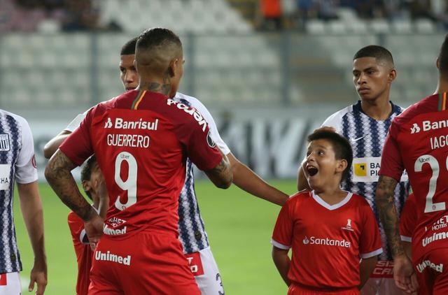 Alianza Lima vs. Internacional: mira el emotivo gesto de un niño al ver a Paolo Guerrero | Foto: Fernando Sangama/GEC