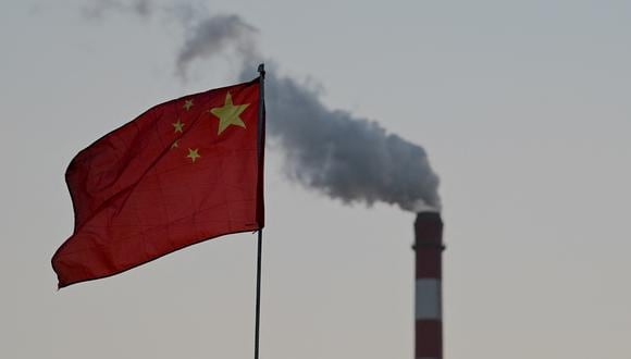 La bandera nacional de China ondea frente a una central eléctrica de carbón en Datong, provincia de Shanxi, en el norte de China, el 3 de noviembre de 2021. (Foto: Noel Celis / AFP)