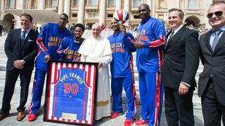 El Papa exhibió su gusto por el básquet con los Globetrotters