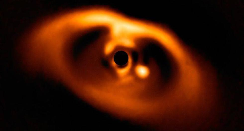 Imagen de un planeta joven llamado PDS 70b, formado alrededor del disco de gas y polvo de una estrella, tomada con el instrumento SPHERE del telescopio de largo alcance (VLT) del Observatorio Austral Europeo (ESO). | Foto: EFE