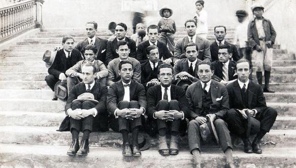 Toda esta historia inspiradora comenzó en la Universidad Nacional Mayor de San Marcos, gracias al sueño compartido por José Rubio Galindo (estudiante de Letras) y Luis Málaga Arenas (estudiante de Medicina), que platicaban constantemente entre las paredes de la universidad sobre la creación de una institución firme para el balompié sanmarquino. Entonces, el 7 de agosto de 1924, pasando la hora del té en la calle Juan de la Coba 106, se pudo concretar finalmente ese sueño: nació la 'U' con el nombre de "Federación Universitaria de Fútbol". Plácido Galindo, Rafael Quirós, Eduardo Astengo, Mario de las Casas, Pablo Pacheco, Alberto Denegri, Luis de Souza Ferreira, Andrés Rotta, Carlos Galindo, Francisco Sabroso, Jorge Góngora y Carlos Cillóniz fueron los fundadores que escribieron las primeras páginas de un club, que sin saberlo en ese entonces, se convertiría prontamente en el más ganador del país.