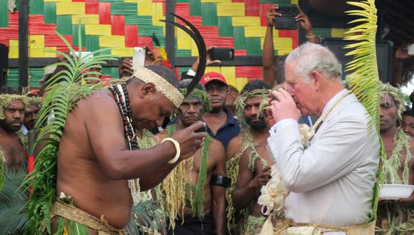 El príncipe Carlos de Gran Bretaña bebe kava con el jefe Seni Mao Tirsupe, presidente del Consejo de Jefes de Malvatumauri, en Vanuatu, el 7 de abril de 2018. (Foto de Ben BOHANE / AFP).