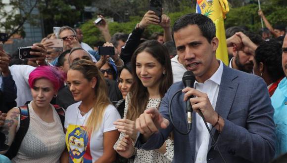 "Vamos a seguir hasta lograr el cese de usurpación, un gobierno de transición y elecciones libres", aseguró Juan Guaidó. (Foto: EFE)