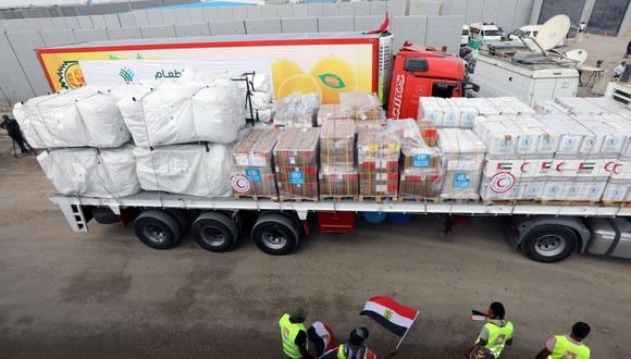 amiones que transportan ayuda humanitaria para la Franja de Gaza cruzan la puerta fronteriza de Rafah, en Rafah, Egipto. EFE/EPA/KHALED ELFIQI