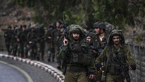 Soldados del ejército de Israel patrullan una zona no revelada en el norte de su país, en la frontera con el Líbano, el 15 de octubre de 2023. (Foto de Aris MESSINIS / AFP).
