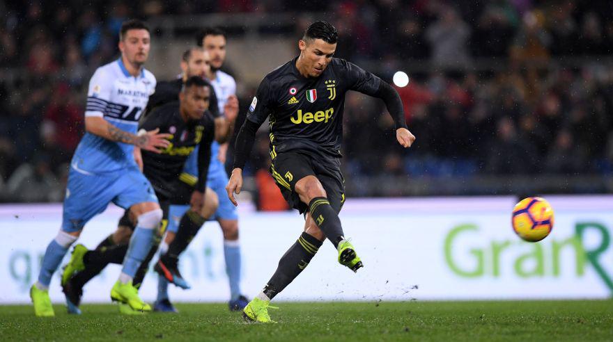 El golpeo de penal de Cristiano Ronaldo ante Lazio. (Foto: AP)