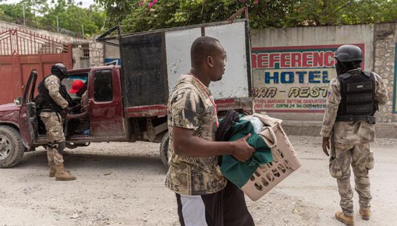 Varias personas buscan refugio tras huír de sus barrios por la violencia de las bandas en Puerto Príncipe.