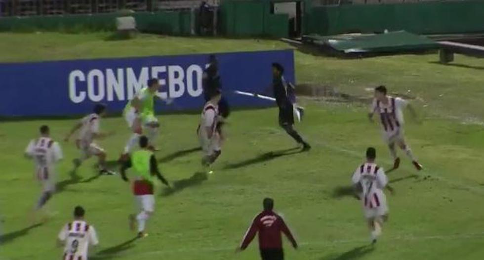 Este insólito hecho ocurrió en las semifinales de la Copa Libertadores entre River Plate de Uruguay e Independiente del Valle. (Video: FOX Sports)
