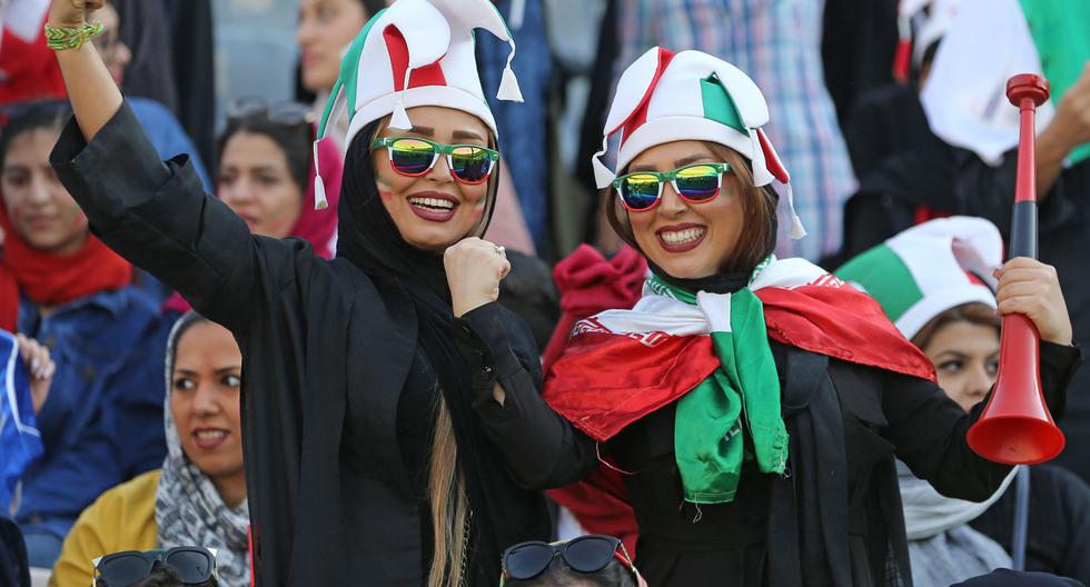 En el 2019, el régimen iraní permitió a las mujeres asistir a los estadios de fútbol después de 40 años. AFP / ATTA KENARE